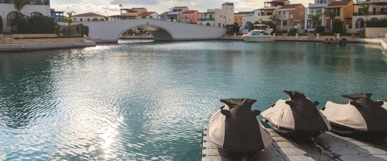 Drive-on floating jet ski dock